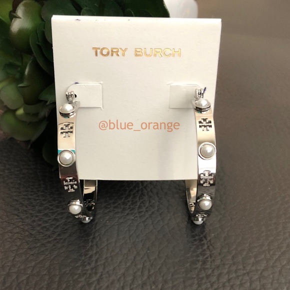 ✨NEW TORY BURCH✨PIERCED T LOGO PEARL HOOP EARRINGS - Picture 2 of 4